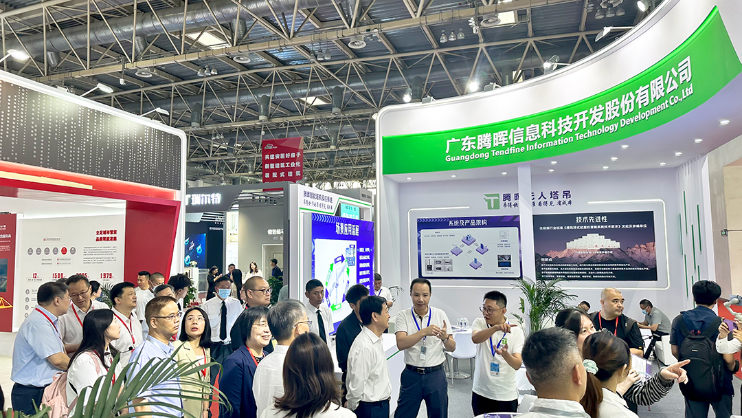 騰暉無(wú)人塔吊亮相第21屆住博會(huì)，姜萬(wàn)榮副部長(zhǎng)、肖緒文院士等多位領(lǐng)導(dǎo)專(zhuān)家蒞臨展位指導(dǎo)交流，以顛覆式創(chuàng)新助力行業(yè)發(fā)展獲點(diǎn)贊